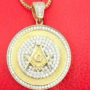 Gold chain with Mason pendant in great condition